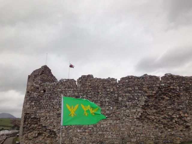 the-caernarfonshire-flag-displayed-at-criccieth-castle-from-philip-tibbetts-2