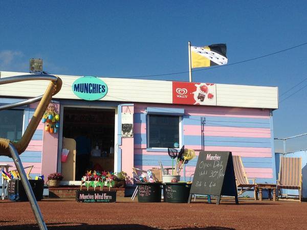 thanks-to-mark-allen-for-this-picture-of-the-newly-registered-flag-of-norfolk-flying-over-his-beach-cafe-in-great-yarmouth