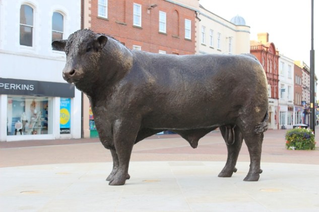 bronze_bull_in_hereford_med