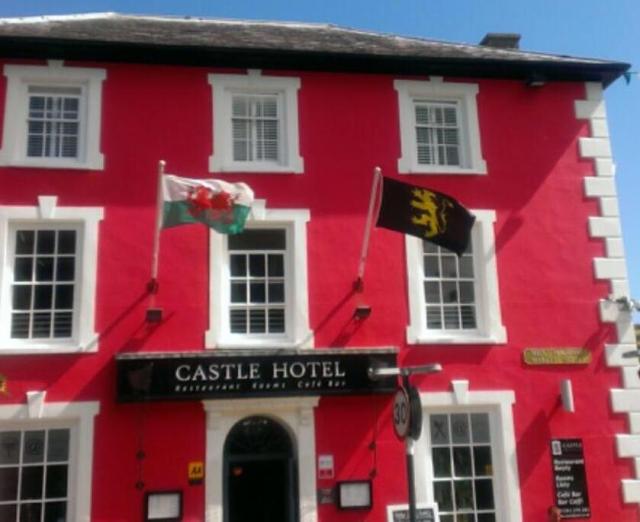 the-proposed-flag-of-ceredigion-flying-at-the-castle-hotel-aberaeron-ceredigion-cardiganshire-alongside-the-welsh-flag-2014