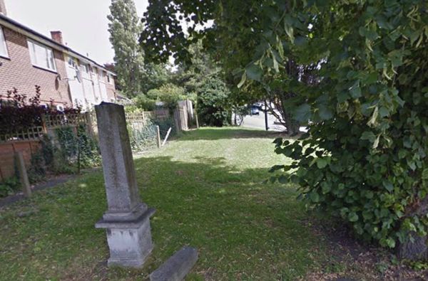 This image has an empty alt attribute; its file name is middlesex-county-boundary-marker-by-the-now-demolished-ivy-cottage-waterfall-road-southgate.jpg